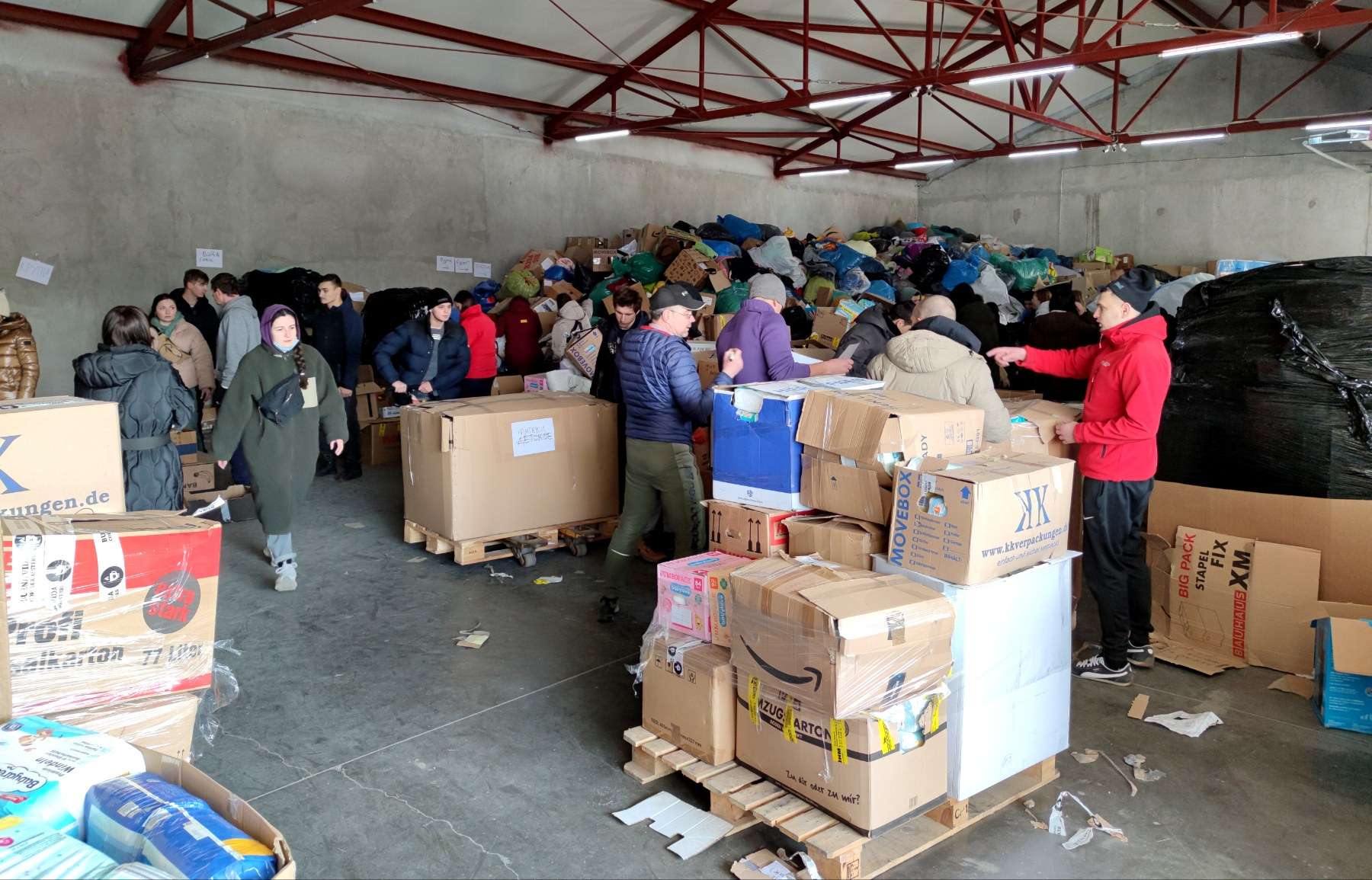 Відправили перші гуманітарні вантажі у різні куточки України