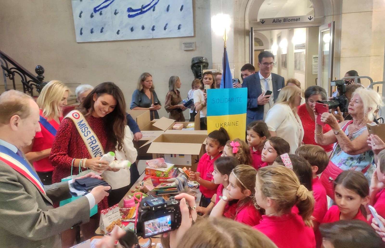 Об’єднані добрими справами: гумвантаж до України відправляла Міс Франції 
