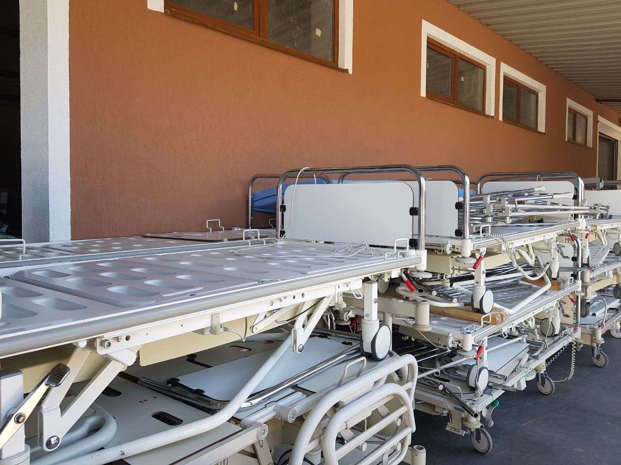 Ще один вантаж з медичними ліжками передано українським лікарням від австрійських волонтерів