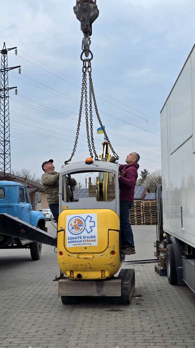 Ще один екскаватор передали для будівництва фортифікацій на запорізькому напрямку