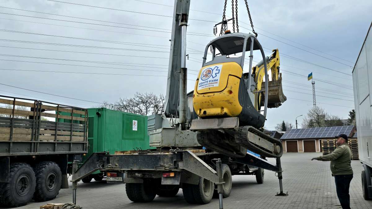Ще один екскаватор передали для будівництва фортифікацій на запорізькому напрямку