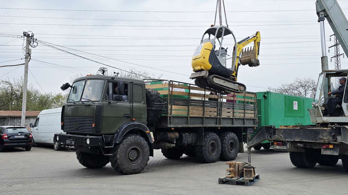 Ще один екскаватор передали для будівництва фортифікацій на запорізькому напрямку