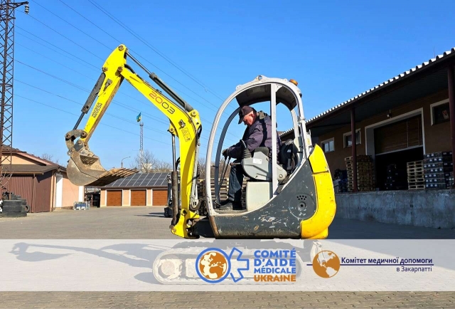 Ще один екскаватор передали для будівництва фортифікацій на запорізькому напрямку