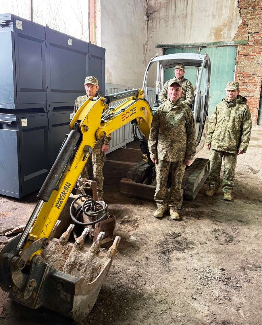 Ще один екскаватор передали для будівництва фортифікацій на запорізькому напрямку